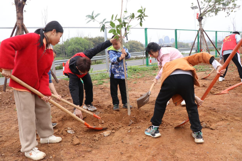 江西理工大学志愿者与洋江村童心港湾儿童共植“希望树”